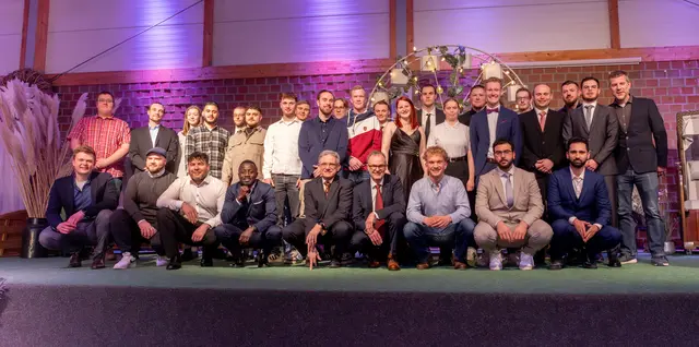 Die frischgebackenen Elektroniker-Gesellen und Gesellinen zusammen mit dem Prüfungsausschuss. | Foto: ks