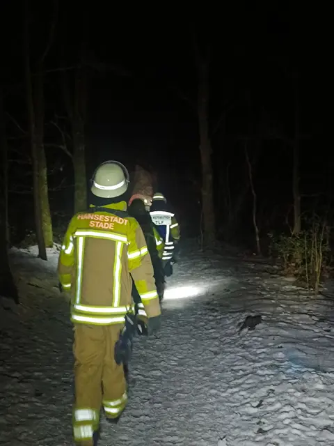 Die Übung führt die Einsatzkräfte in ein Waldstück am Ortsrand. | Foto: FF Wiepenkathen