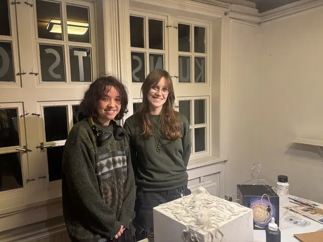 Leonie Sadek (18) und Lenya Kraske (19) freuen sich sehr auf die Ausstellung. | Foto: Stefanie Schimanski