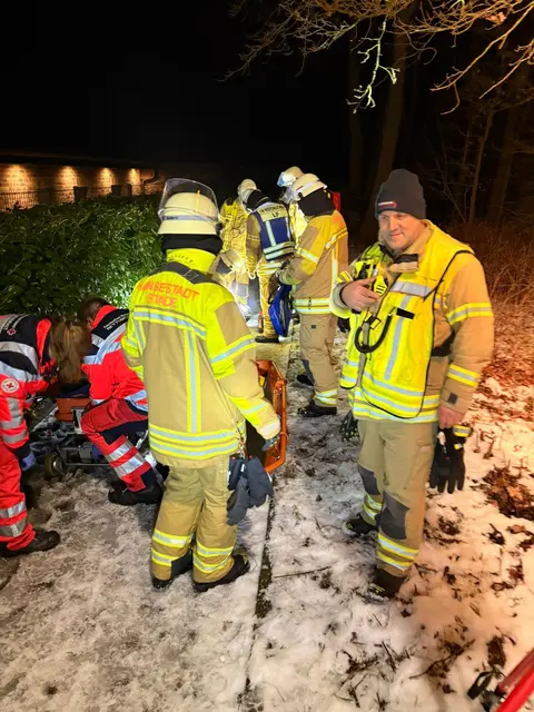 Ortsbrandmeister Jörg Bastian (gelbe Weste) hat die Einsatzleitung inne. | Foto: FF Wiepenkathen
