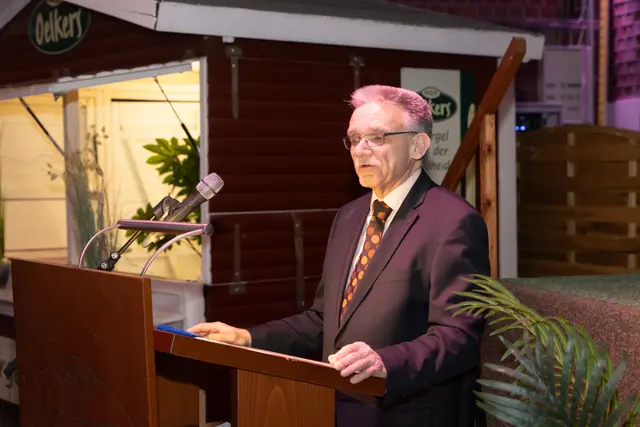 Michael Panten, Obermeister der Innung für Elektrotechnik, gratulierte den jungen Gesellen.   | Foto: ks
