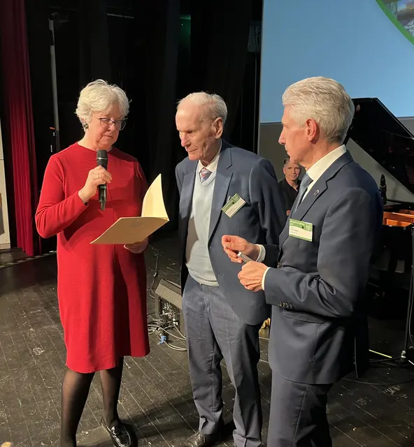 Seevetals Bürgermeisterin Emily Weede (v.li.), der geehrte Unternehmer Horst Dörner und Landrat Rainer Rempe. Im Hintergrund zu sehen: Peter Huber am Klavier | Foto: sra