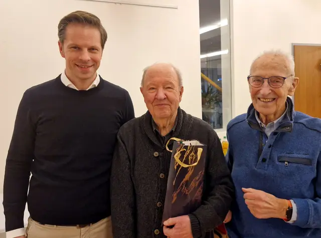 Karl-Peter Schuster (Mitte) gratulieren Frederik Schröder (li., Vorstand Sparkasse Harburg-Buxtehude) und Arno Reglitzky (re., Vize-Vorsitzender Blau-Weiss Buchholz) | Foto: mro