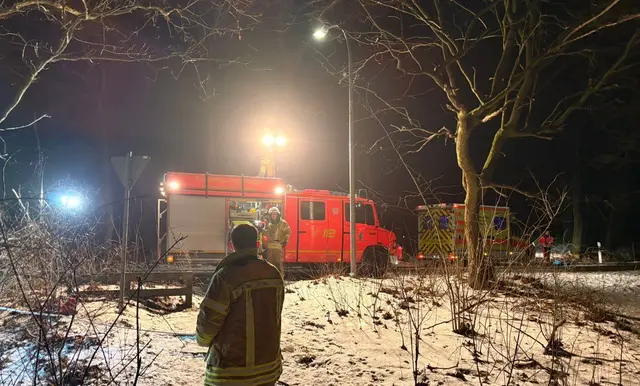 Mit den Lichtmasten der Einsatzfahrzeuge wird die Einsatzstelle erleuchtet. | Foto: FF Wiepenkathen