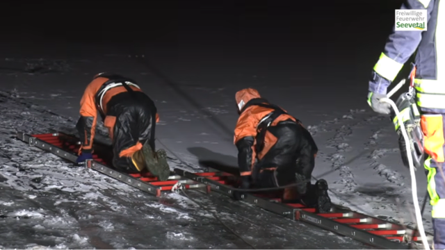 Mithilfe von Steckleitern bewegen sich die Einsatzkräfte zur ins Eis eingebrochenen Person | Foto: Freiwillige Feuerwehr Seevetal/Youtube