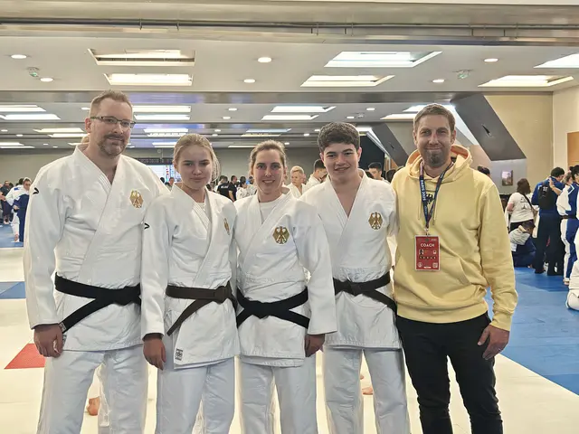 Die vier Kader-Judokas des HSV Stöckte mit (v.l.): Martin Etter, Jette Buchholz, Carolin Charina Jeromin, Laurenz Degener und Nationalcoach Jochen Müller  | Foto: C. Walter