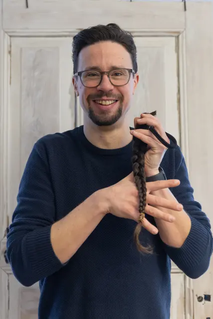 Zwei Kilo leichter fühlte sich Julian Jochims nachdem die Haare ab waren. | Foto: ks