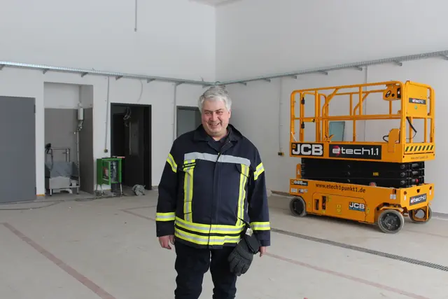 Rainer Nutbohm in der neuen Fahrzeughalle | Foto: sb