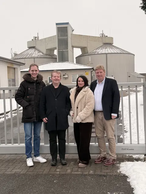 Von links: Jan Malte Wieben (CDU), Nino Ruschmeyer (FDP), Anja Trominski (CDU) und Dr. Nils-Oliver Höppner (CDU) vor der aktuellen Kläranlage | Foto: CDU Winsen