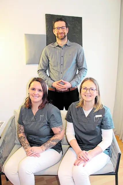 Dr. Tobias Fischer mit seinen Mitarbeiterinnen Lydia Meyer (li.) und Jacqueline Urff | Foto: sb