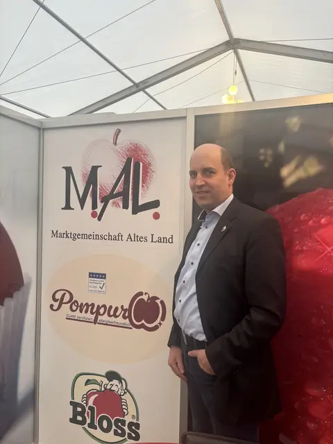 Christoph Schuster von der Marktgemeinschaft Altes Land sprach über den Apfel Pompur: Der erste offiziell zertifizierte allergikerfreundliche Apfel gewann in Berlin bei der Food Logistica den Innovation Award  | Foto: Stefanie Schimanski
