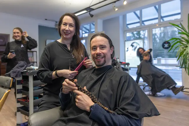Das Haar ist ab! Katharina Kalinowsky schnitt den Zopf von Julian Jochims ab. Dieser wird an die Deutsche Krebshilfe gespendet. | Foto: ks
