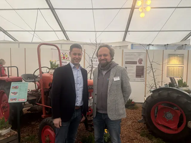 Karsten Palm, erster Vorsitzende des Obstbauversuchrings Altes Land und Dr. Hinrich Holthusen | Foto: sts