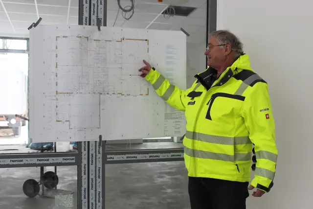 Jörg Müller zeigt die Pläne für den Neubau | Foto: sb