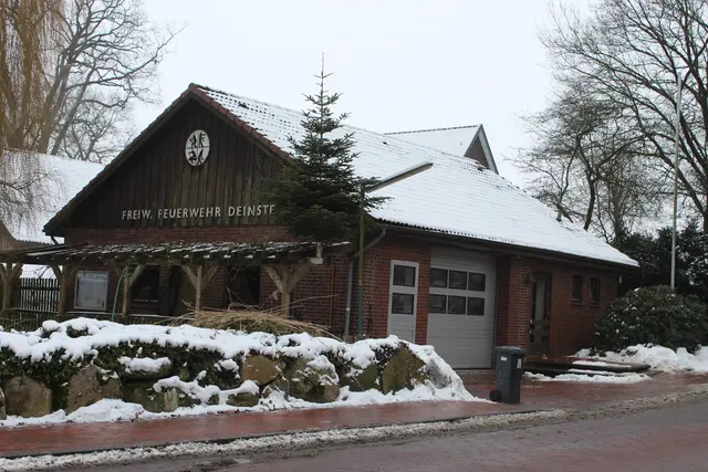 Nicht mehr zeitgemäß: das alte Deinster Feuerwehrhaus von 1936 | Foto: sb