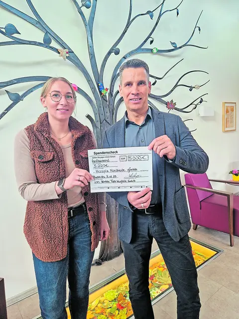 Katharina Koch (Hospiz Nordheide) erhält den Scheck von Sascha Deininger (Winkler Unternehmensgruppe) | Foto: Hospiz Nordheide