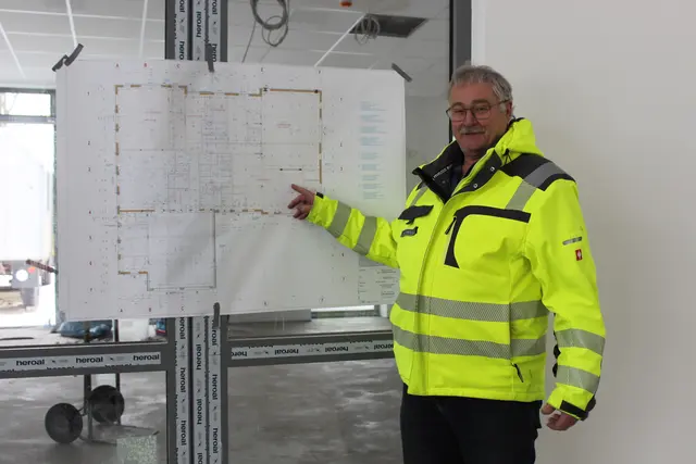 Jörg Müller zeigt die Pläne für den Neubau | Foto: sb