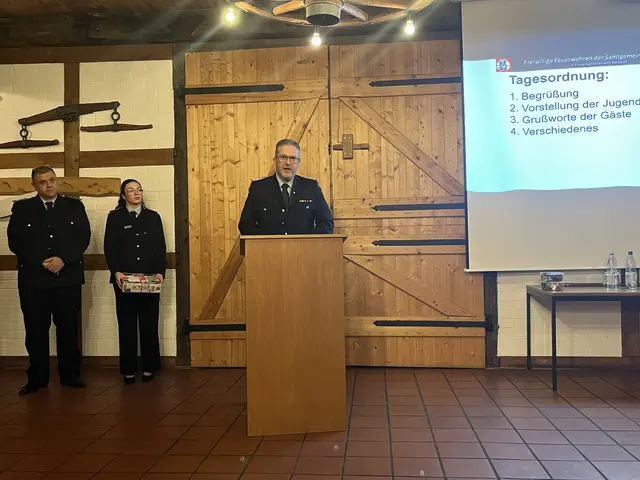 Feierliche Reden bei der Gründungsfeier der Jugendfeuerwehr Beckdorf | Foto: Sandra Polenz