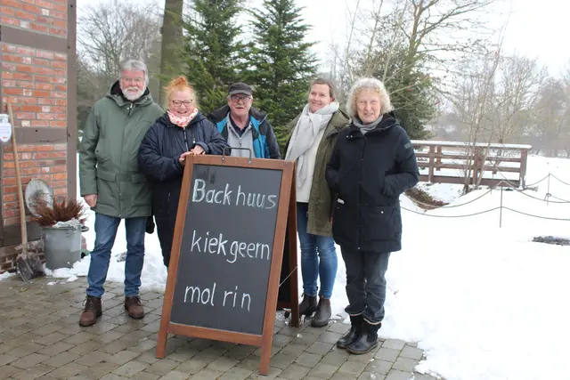 Zum Vorstand des Fredenbecker Heimatvereins gehören u.a. (v. re.): Elke Weh, Ulrike Endlich (beide Vorsitzende), Manfred "Manni" Schurmann, Jeannette Litfin (beide Beisitzer) und Wolfgang Weh (Kassenführer | Foto: sb