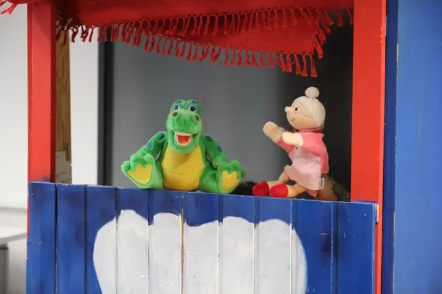 In einem Theaterstück mit Kroko und der Großmutter geht es um zahngesunde Ernährung | Foto: Landkreis Harburg