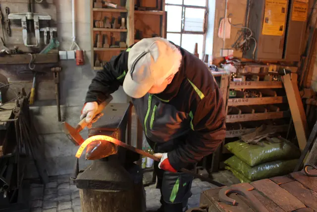 Schmied Hermann Borchardt in Aktion | Foto: sb