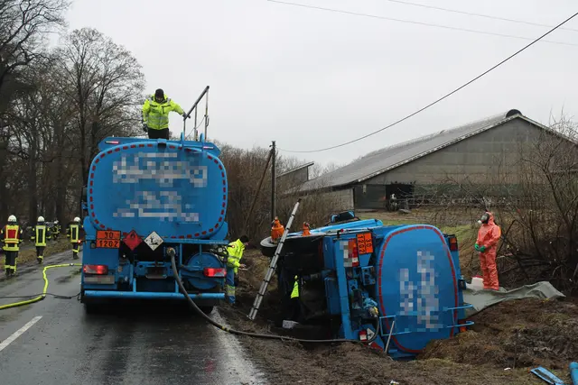 Nachdem eine Schlauchverbindung hergestellt war, konnte abgepumpt werden. | Foto: Stefan Braun /  Feuerwehr LK Stade
