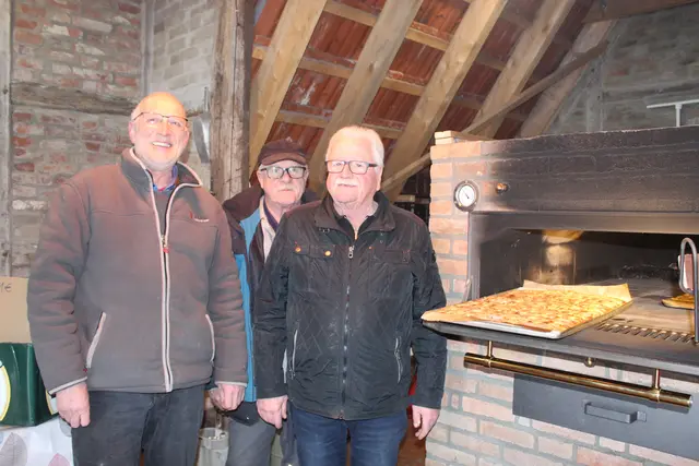 Sie gehören zum Backteam (v. li.): Rolf Lindemeyer, Manni Schurmann und Jo von Bargen | Foto: sb