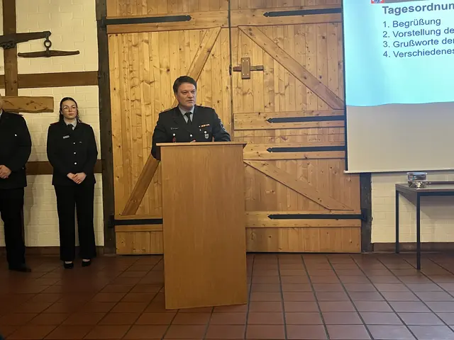 Björn Heibült, Kreisjugendfeuerwehrwart, beglückwünscht die Gemeinschaft zur neu gegründeten Jugendfeuerwehr | Foto: Sandra Polenz