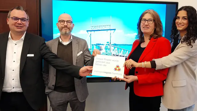 Gemeinsame Freude über die Fördermittelzusage (v. li.): Jan-Philipp Kappler, Fachbereichsleiter Technische Infrastruktur bei der Hansestadt Stade, Stades Erste Stadtrat Lars Kolk, Karin Beckmann, Leiterin des Amtes für regionale Landesentwicklung Lüneburg, und Elnaz Behnam von der Gebäudewirtschaft Stade  | Foto: Hansestadt Stade