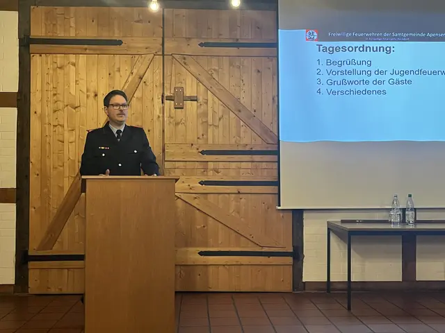 Ortsbrandmeister Renke Möker bei der Eröffnungsfeier zur Gründung der Jugendfeuerwehr Beckdorf | Foto: Sandra Polenz
