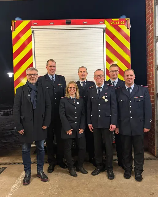 Samtgemeinde-Bürgermeister Olaf Muus (v. li.), Florian Baden, Svea Allert, Marc Naumann, Joachim Ravens, Lars Gödeke und Jan Wülfken | Foto: Freiwillige Feuerwehr SG Hanstedt