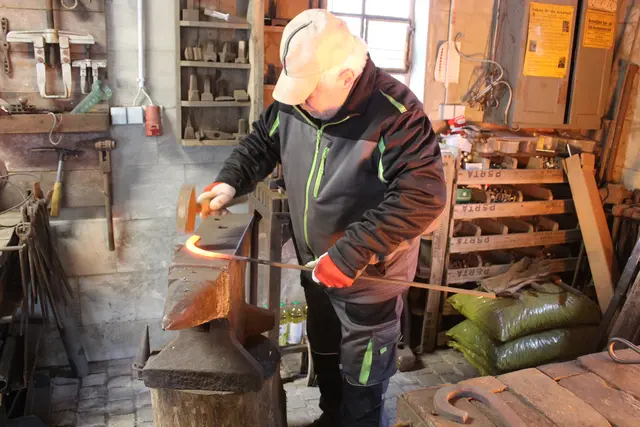 Schmied Hermann Borchardt in Aktion | Foto: sb