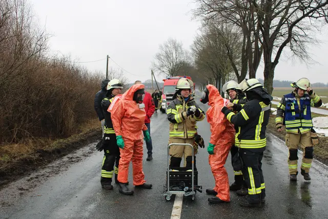 Feuerwehrleute in leichten Schutzanzügen unterstützten beim Umfüllen
 | Foto: Stefan Braun /  Feuerwehr LK Stade
