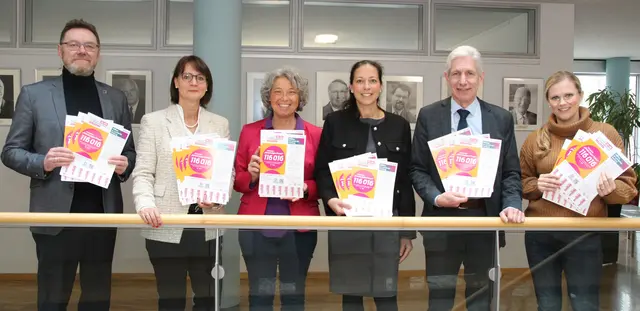 Landrat Rainer Rempe (Mitte) und Gleichstellungsbeauftragte Andrea Schrag (3. von links) werben gemeinsam mit Mitgliedern des Verwaltungsvorstands für die Aktion gegen Gewalt an Frauen | Foto: Landkreis Harburg