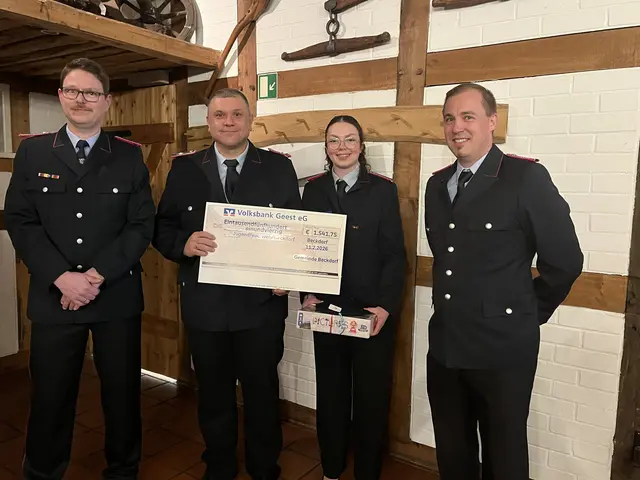 Bürgermeister Klindworth durfte den Spendenscheck zur Gründung der Jugendfeuerwehr an die beiden JugendfeuerwehrwärterInnen überreichen | Foto: Sandra Polenz