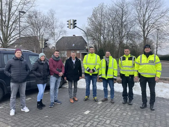 Im Rahmen eines gemeinsamen Ortstermins mit der Landesstraßenbehörde, dem Straßenverkehrsamt des Landkreises Stade, der Polizei, Vertretern der Grundschule, der Elternschaft sowie der Samtgemeinde Lühe wurden Maßnahmen zur Verbesserung der Verkehrssicherheit an der Fußgängerampel bei Penny in Hollern-Twielenfleth abgestimmt | Foto: SG Lühe
