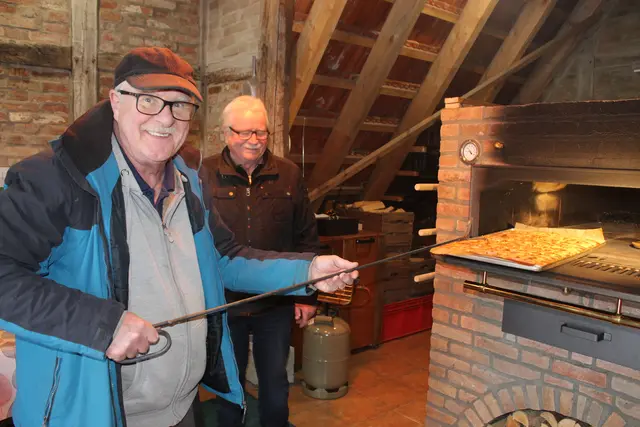 Manni Schurmann (li.) und Jo von Bargen am Ofen im Backhaus | Foto: sb