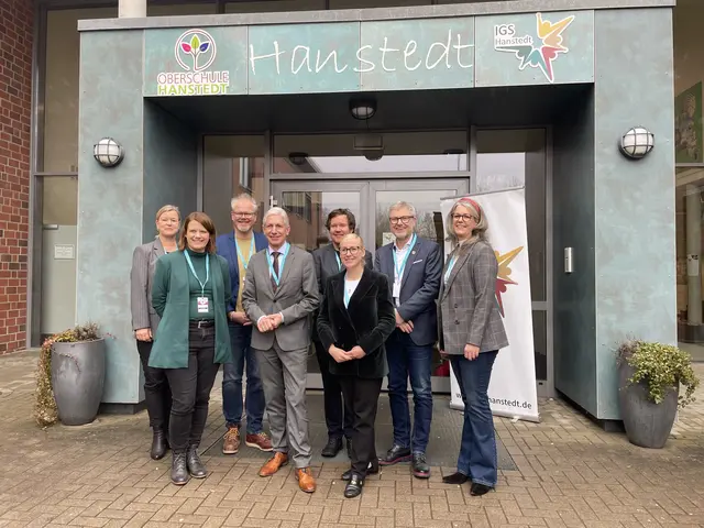 Kultusministerin Julia Willie Hamburg (2. v. li.), Landrat Rainer Rempe (4. v. li.) und Samtgemeindebürgermeister Olaf Muus (2. v. re.) bei der Einweihungsfeier des "Hanstedter Modells" | Foto: hg