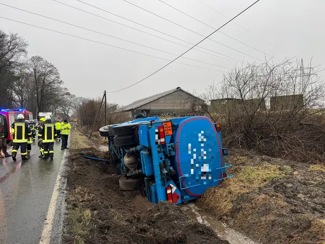 Der Lkw im Graben | Foto: Polizei