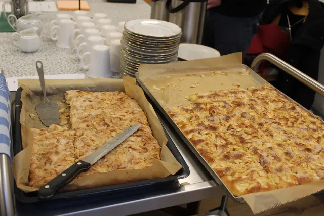 Der Butterkuchen aus dem Holzofen wird in "Metas Huus" zum Vor-Ort-Verzehr angeboten | Foto: sb