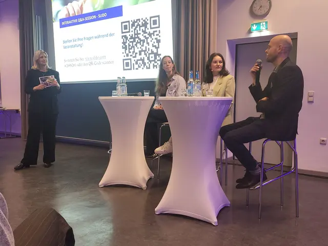 Moderation Barbara Blenski (li) im Gespräch mit (v.li.) Dr. Wienke Reynolds, Alena Schneck und Jan Brauer 