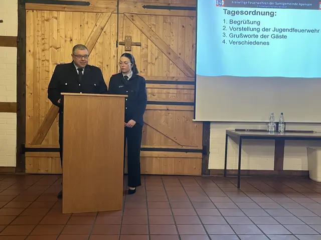 Jugendfeuerwehrwart Dimitär Stoykov und seine Stellvertreterin Emily Schoolmann sprechen ihren Dank an alle freiwilligen Helfer aus | Foto: Sandra Polenz