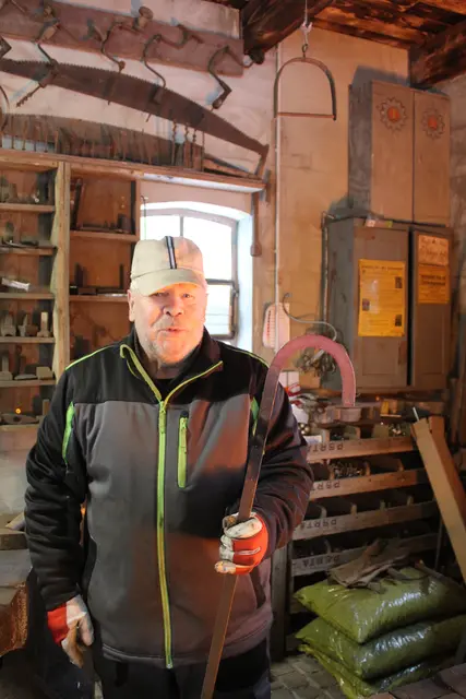 Schmied Hermann Borchardt in Aktion | Foto: sb