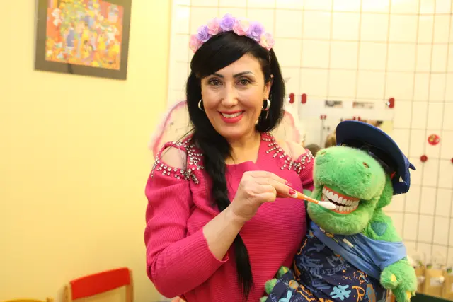 „Zahnfee“ Tülay Alkan zeigt , wie richtiges Zähneputzen geht | Foto: Landkreis Harburg