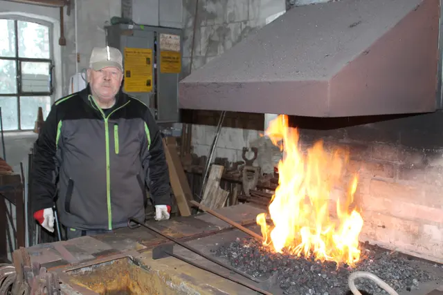 Hermann Borchardt an der Schmiede | Foto: sb