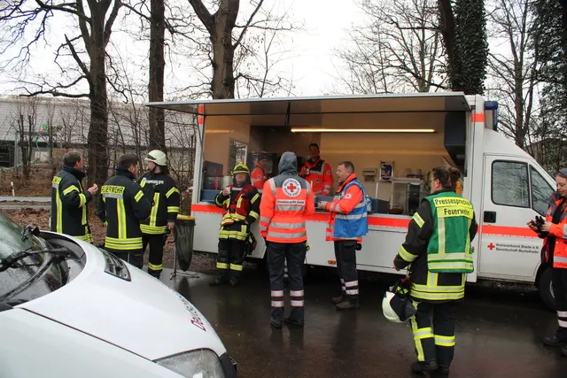  Zwischendurch wurden die Einsatzkräfte vom Roten Kreuz versorgt | Foto: Stefan Braun /  Feuerwehr LK Stade