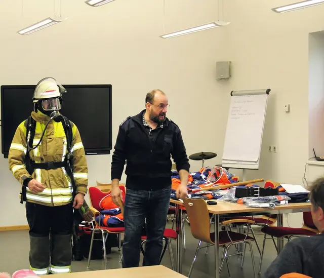 Vorführung eines Feuerwehrmannes unter Atemschutz | Foto: Burkhard Giese