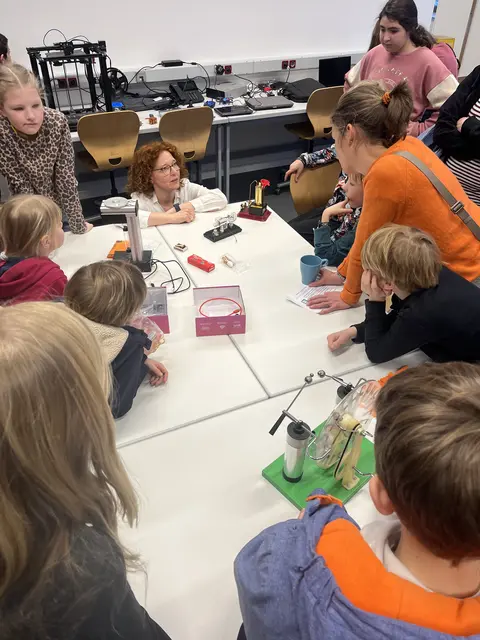 Wissenschaft zum Anfassen - Beim Tag der offenen Tür war das Forschungszentrum der Jugend forscht AG eine beliebte Anlaufstelle | Foto: Sandra Polenz