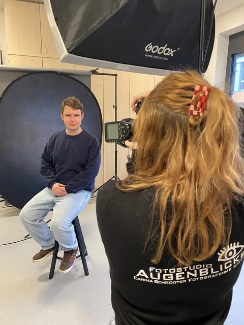 Bewerbungsfoto mit Praktikant | Foto: Nick Blumenstein