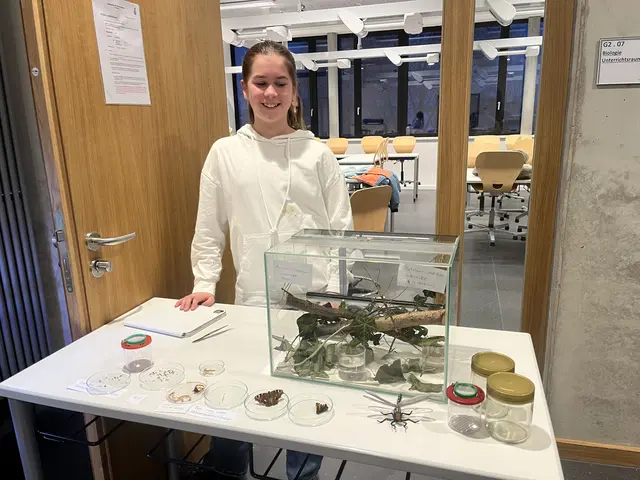 Paula Assmann (13), Schülerin der 7. Klasse, und eifriges Mitglied der Insekten-AG zeigt stolz ihre "Schrecken" | Foto: Sandra Polenz